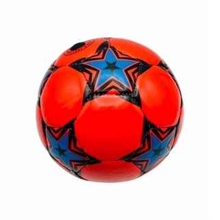 साइज़ 2 के बच्चे सॉकर बॉल खेलें